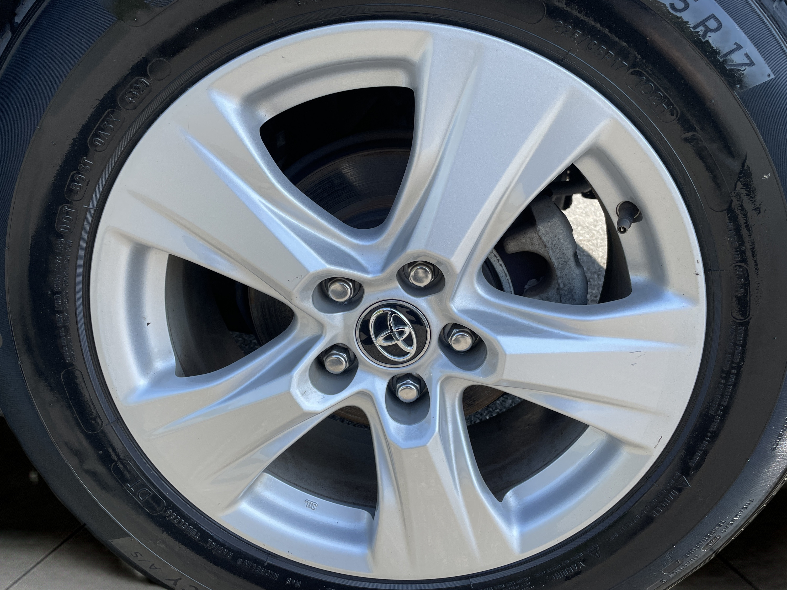 2021 Toyota RAV4 XLE photo 8