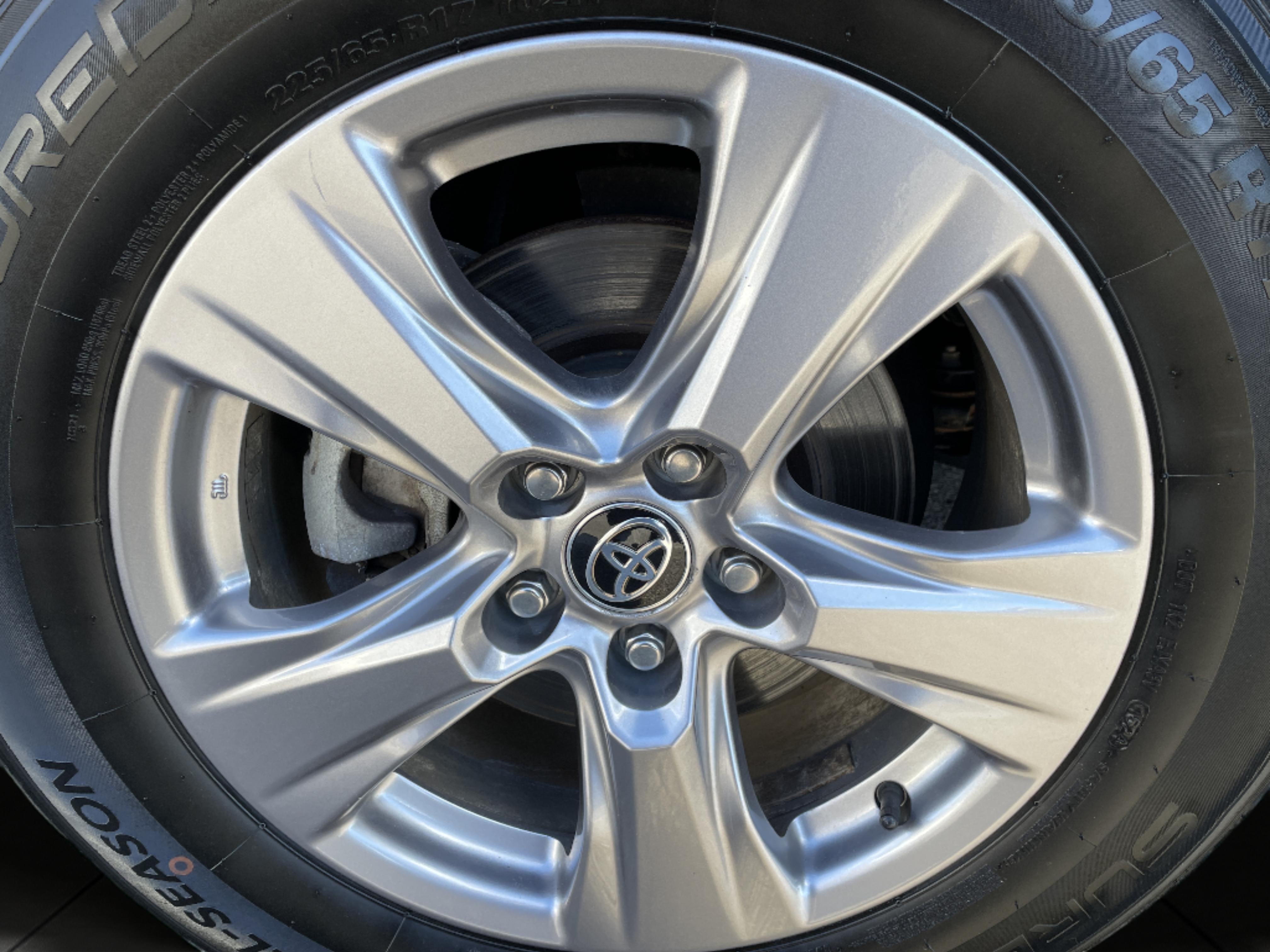 2022 Toyota RAV4 XLE photo 12
