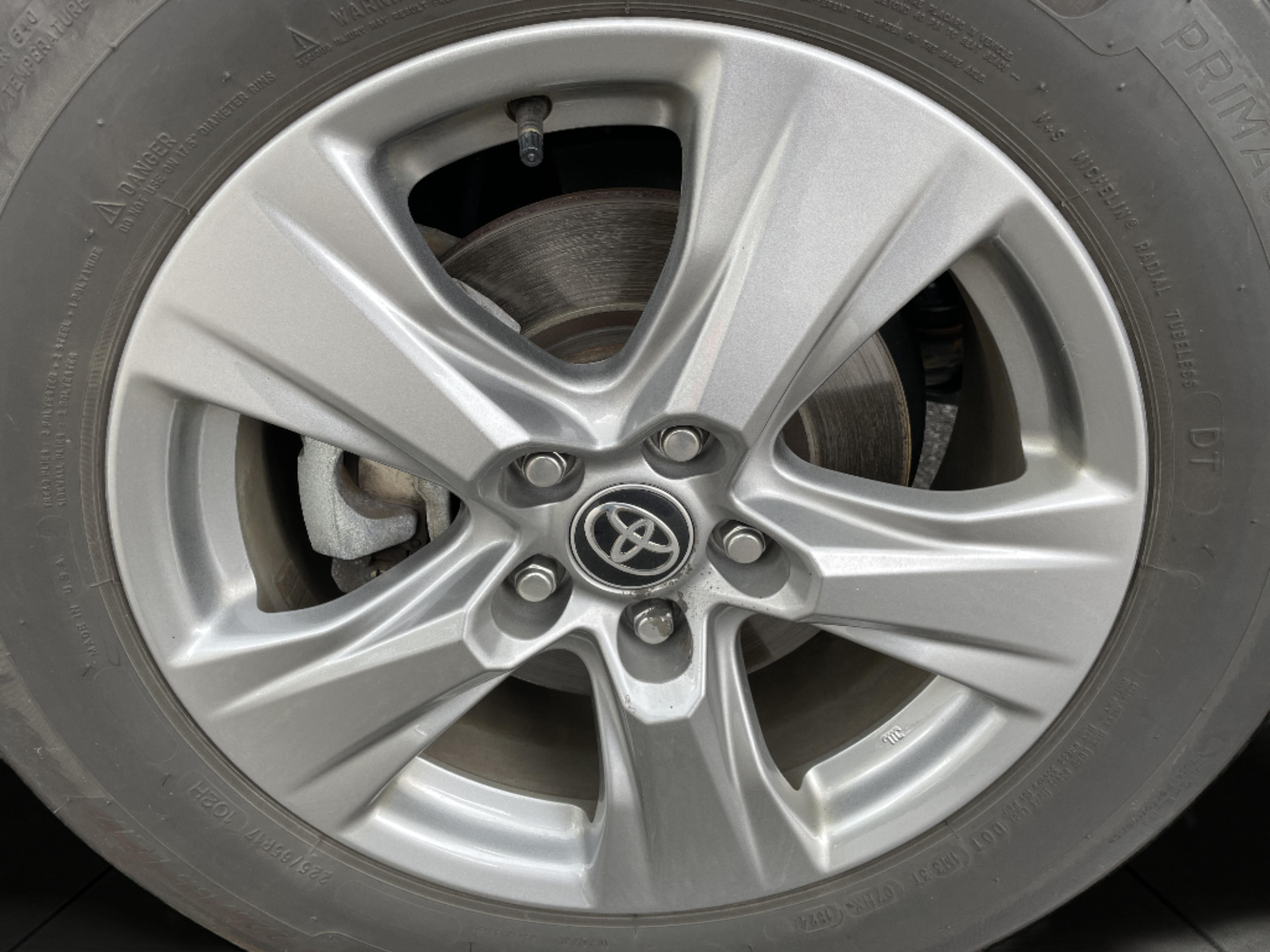 2024 Toyota RAV4 XLE photo 13