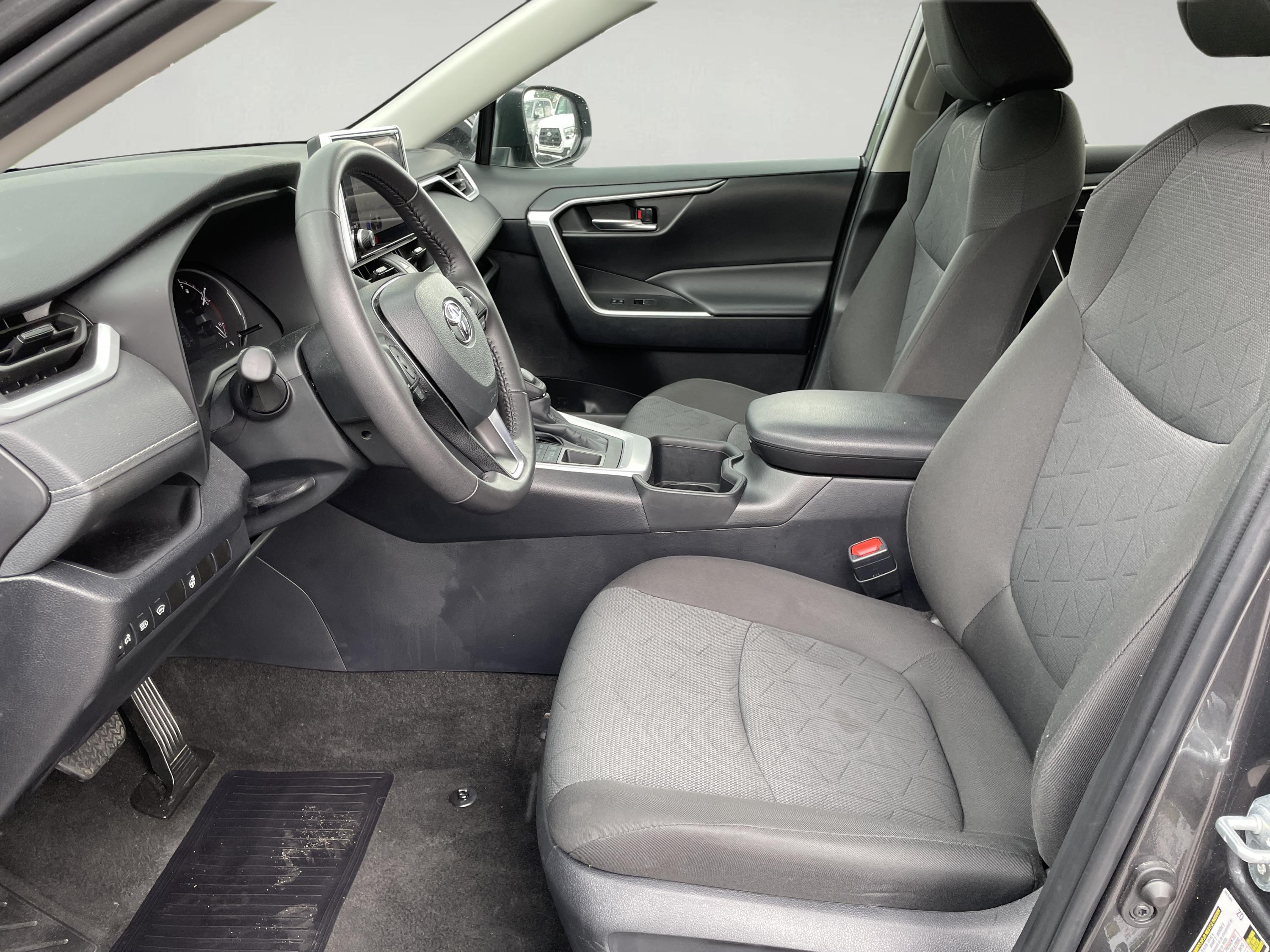 2024 Toyota RAV4 XLE photo 9