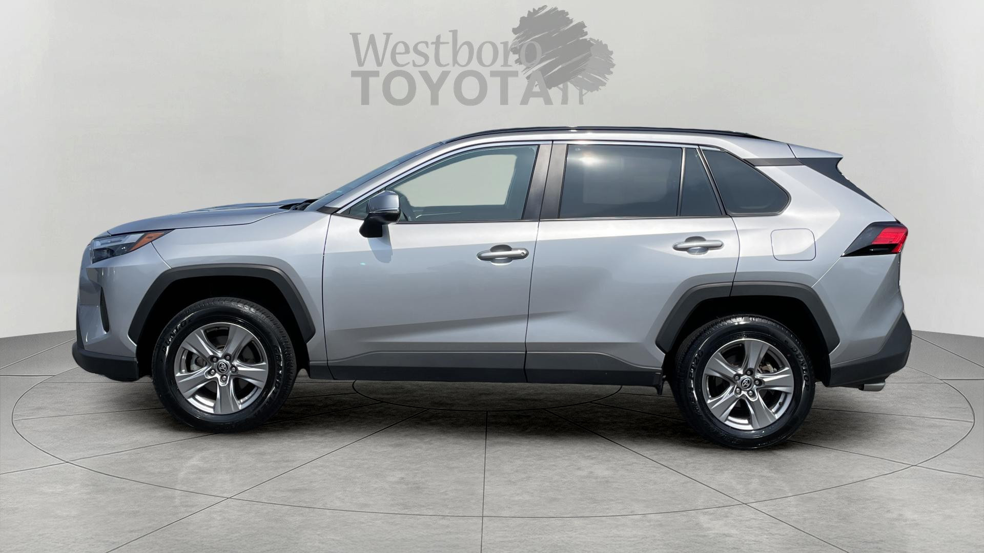2024 Toyota RAV4 XLE photo 3