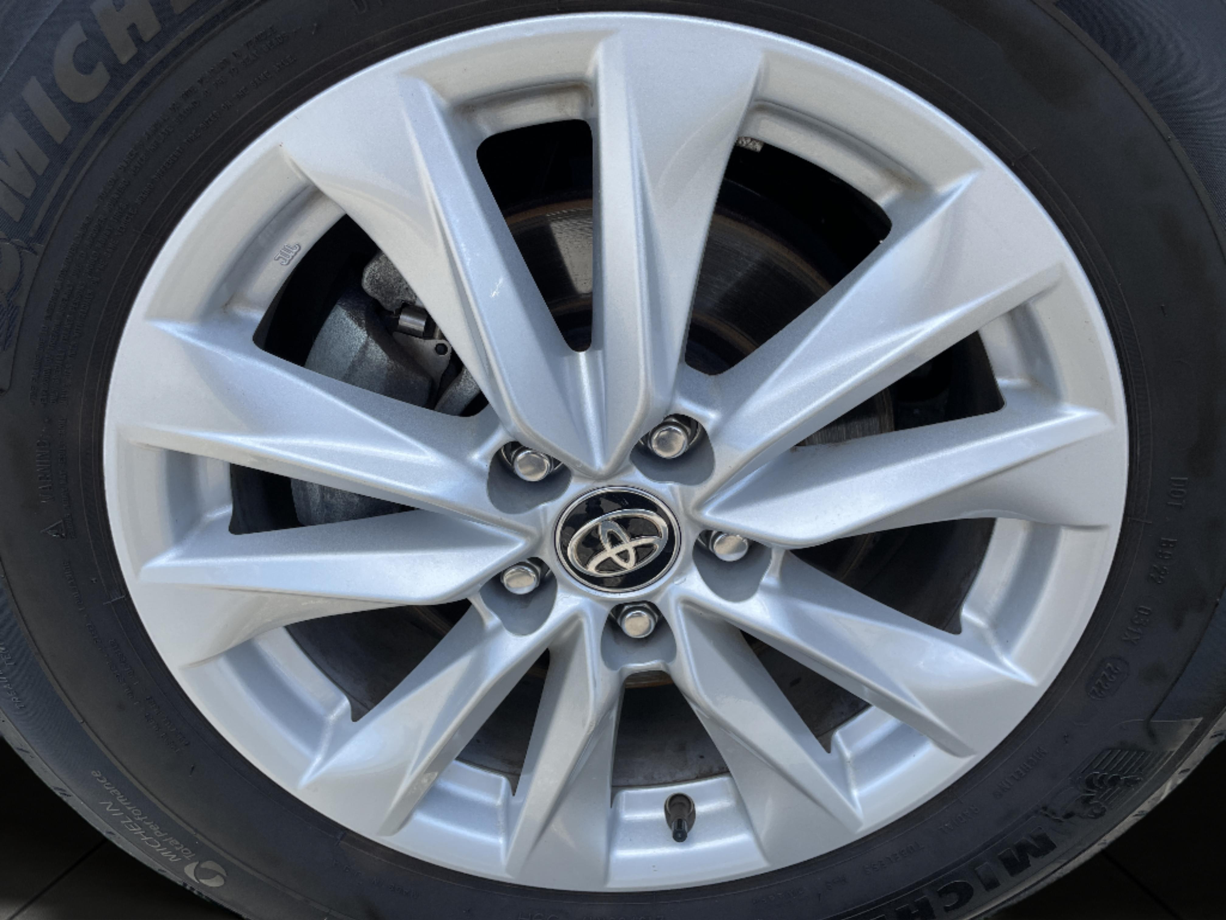 2022 Toyota Corolla Cross LE photo 12