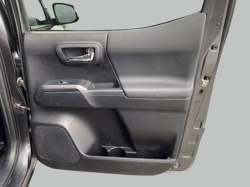 2020 Toyota Tacoma TRD Off-Road photo 16