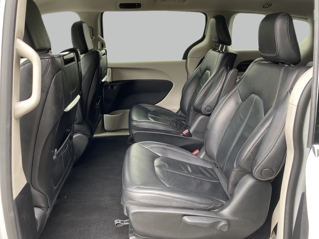 2022 Chrysler Pacifica Hybrid Touring L photo 12